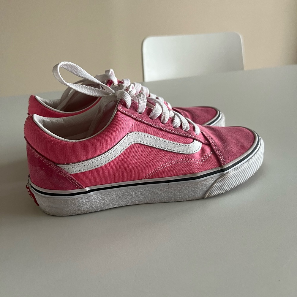 Old Skool Vans sneakers pink and white.